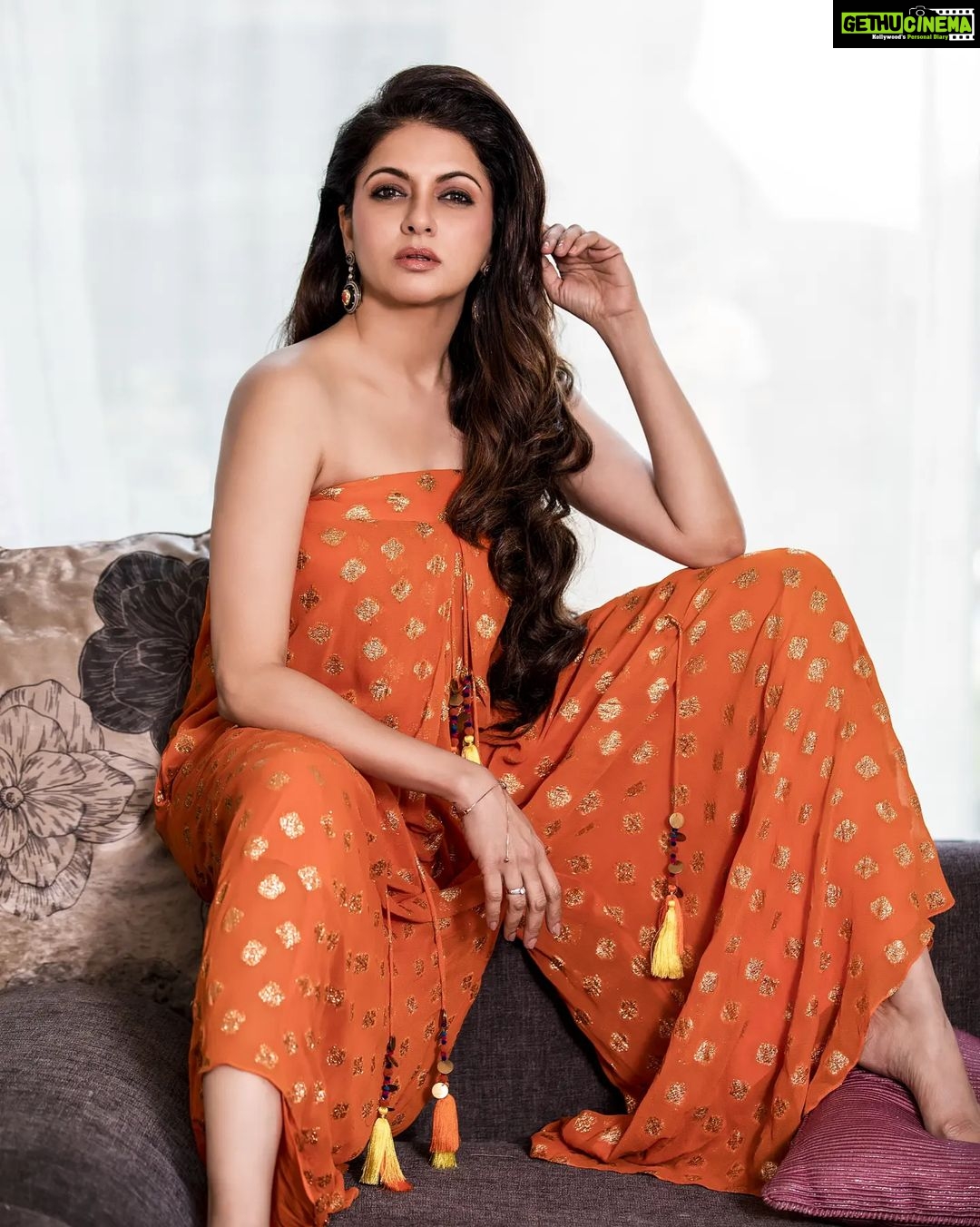 Bhagyashree Instagram - Kesariya Ishq..... #kesariya #ishq #orangeisthenewblack #festivewear #festivevibes #festive #vibe #lovethelook #lovethecolor #orange Make Up @jyotiiadvani.artistry Hair @sanjeeda1772 Outfit @stylejunkiie Jewellery @roopavohrafinejewellery π· @pinkiemakhijani