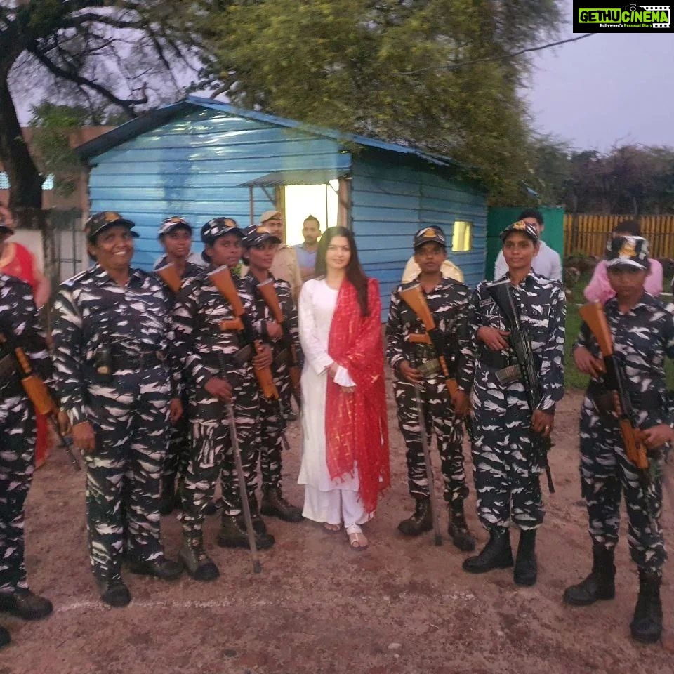 Bhagyashree Instagram - Ek mein roop anek! My Ayodhya visit was so eventful to say the least. Did darshan of #ramlalla #hanumangarhi and even took part in the Ram leela as MaShabri. Yeh bhi kar liya! Transported into a different era, a different zone, connecting to the roots, understanding the scriptures, life in Ayodhya.... lucky to have had this experience during Navratri. #ayodhya #ramleela #throwbackthursday #traveldiaries #ramayan #shabri #stage #uttarpradesh #incredibleindia #festival #navratri Ayodhya City