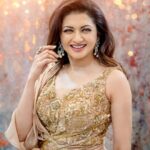 Bhagyashree Instagram - Glitterati ! #lovethelook #dressedup #bebeautiful #shimmernshime #glamour #glitz #glitter #gold #shineyourlight #beyourownkindofbeautiful 💄@elvismakeupartist 💇‍♀️ @vhairforu Outfit @niveditasaboocouture Jewellery @goldsmiths_jewellery @jewelryaccent @the_jewel_gallery Stylist: @stylebysaachivj Team: @sanzimehta777 @nehha_o Photo : @propixer