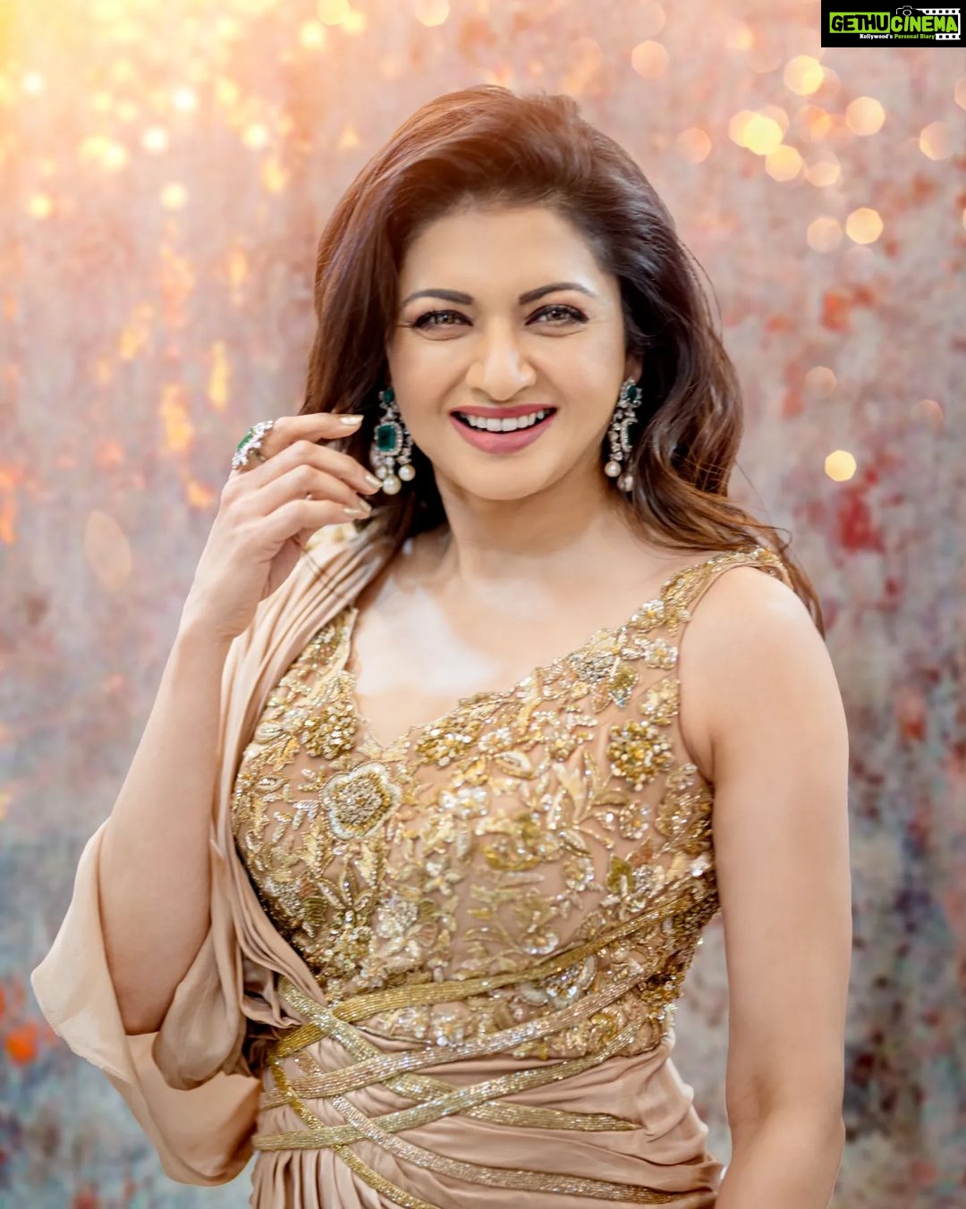 Bhagyashree Instagram - Glitterati ! #lovethelook #dressedup #bebeautiful #shimmernshime #glamour #glitz #glitter #gold #shineyourlight #beyourownkindofbeautiful π@elvismakeupartist πββοΈ @vhairforu Outfit @niveditasaboocouture Jewellery @goldsmiths_jewellery @jewelryaccent @the_jewel_gallery Stylist: @stylebysaachivj Team: @sanzimehta777 @nehha_o Photo : @propixer