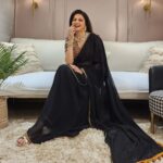 Bhagyashree Instagram - I love color, think grey and see black n white.🤪😁 #moodsofawoman #bethewomanyouwanttobe #coloroftheday #black #blackmagic #colorme #beyourownkindofbeautiful #sarilove #saree Stylist : @roshni0819 Outfit : @mohini_chabria Jewellery : @amrapalijewels Team : @styled_by_tanisha Make Up @elvismakeupartist Hair @sanjeeda1772