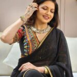 Bhagyashree Instagram - I love color, think grey and see black n white.🤪😁 #moodsofawoman #bethewomanyouwanttobe #coloroftheday #black #blackmagic #colorme #beyourownkindofbeautiful #sarilove #saree Stylist : @roshni0819 Outfit : @mohini_chabria Jewellery : @amrapalijewels Team : @styled_by_tanisha Make Up @elvismakeupartist Hair @sanjeeda1772
