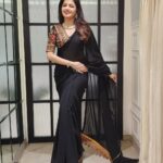 Bhagyashree Instagram - I love color, think grey and see black n white.🤪😁 #moodsofawoman #bethewomanyouwanttobe #coloroftheday #black #blackmagic #colorme #beyourownkindofbeautiful #sarilove #saree Stylist : @roshni0819 Outfit : @mohini_chabria Jewellery : @amrapalijewels Team : @styled_by_tanisha Make Up @elvismakeupartist Hair @sanjeeda1772