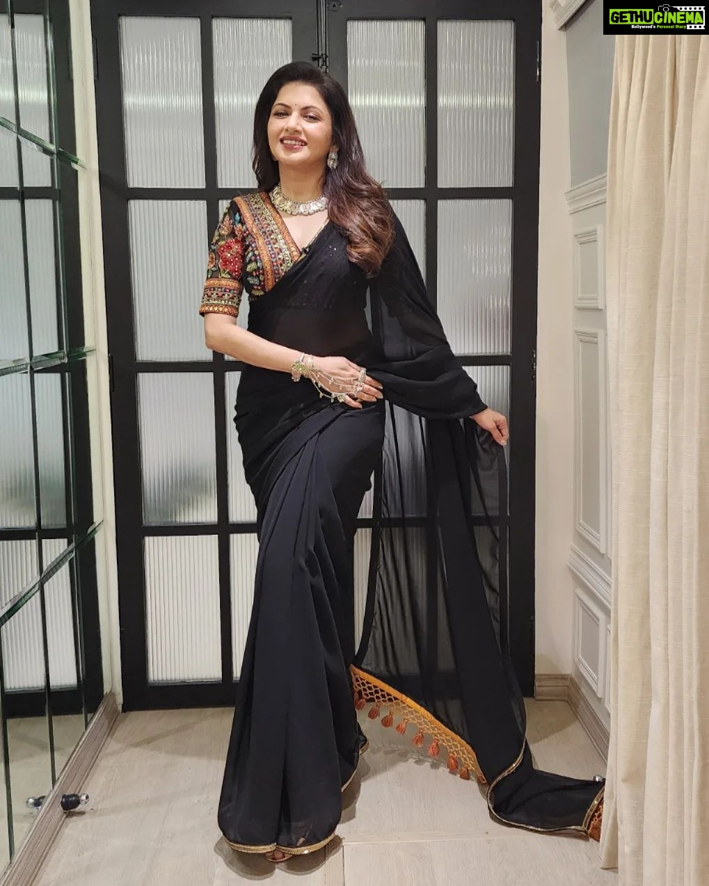 Bhagyashree Instagram - I love color, think grey and see black n white.🤪😁 #moodsofawoman #bethewomanyouwanttobe #coloroftheday #black #blackmagic #colorme #beyourownkindofbeautiful #sarilove #saree Stylist : @roshni0819 Outfit : @mohini_chabria Jewellery : @amrapalijewels Team : @styled_by_tanisha Make Up @elvismakeupartist Hair @sanjeeda1772