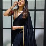 Bhagyashree Instagram - I love color, think grey and see black n white.🤪😁 #moodsofawoman #bethewomanyouwanttobe #coloroftheday #black #blackmagic #colorme #beyourownkindofbeautiful #sarilove #saree Stylist : @roshni0819 Outfit : @mohini_chabria Jewellery : @amrapalijewels Team : @styled_by_tanisha Make Up @elvismakeupartist Hair @sanjeeda1772