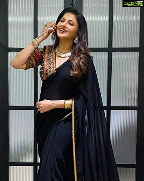 Bhagyashree Instagram - I love color, think grey and see black n white.🤪😁 #moodsofawoman #bethewomanyouwanttobe #coloroftheday #black #blackmagic #colorme #beyourownkindofbeautiful #sarilove #saree Stylist : @roshni0819 Outfit : @mohini_chabria Jewellery : @amrapalijewels Team : @styled_by_tanisha Make Up @elvismakeupartist Hair @sanjeeda1772