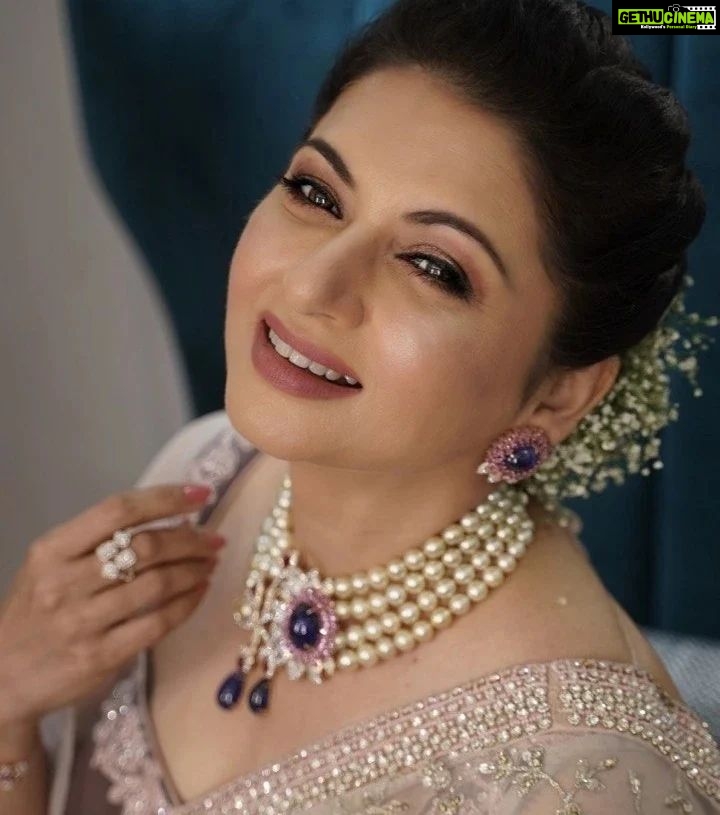 Bhagyashree Instagram - Blush pink! Outfit: @mohini__chabria Jewellry: @farahkhanworld Rings & braclet @jewelryaccent Styled by @roshni0819 MakeUp: @elvismakeupartist Hair: @sanjeeda1772 #saree #jewellery #pink #sareelove #lovethelook #dressedup #bts #shoot #shimmernshine #glam #bebeautiful #shimmernshine #shinebrightlikeadiamond #beyourownkindofbeautiful
