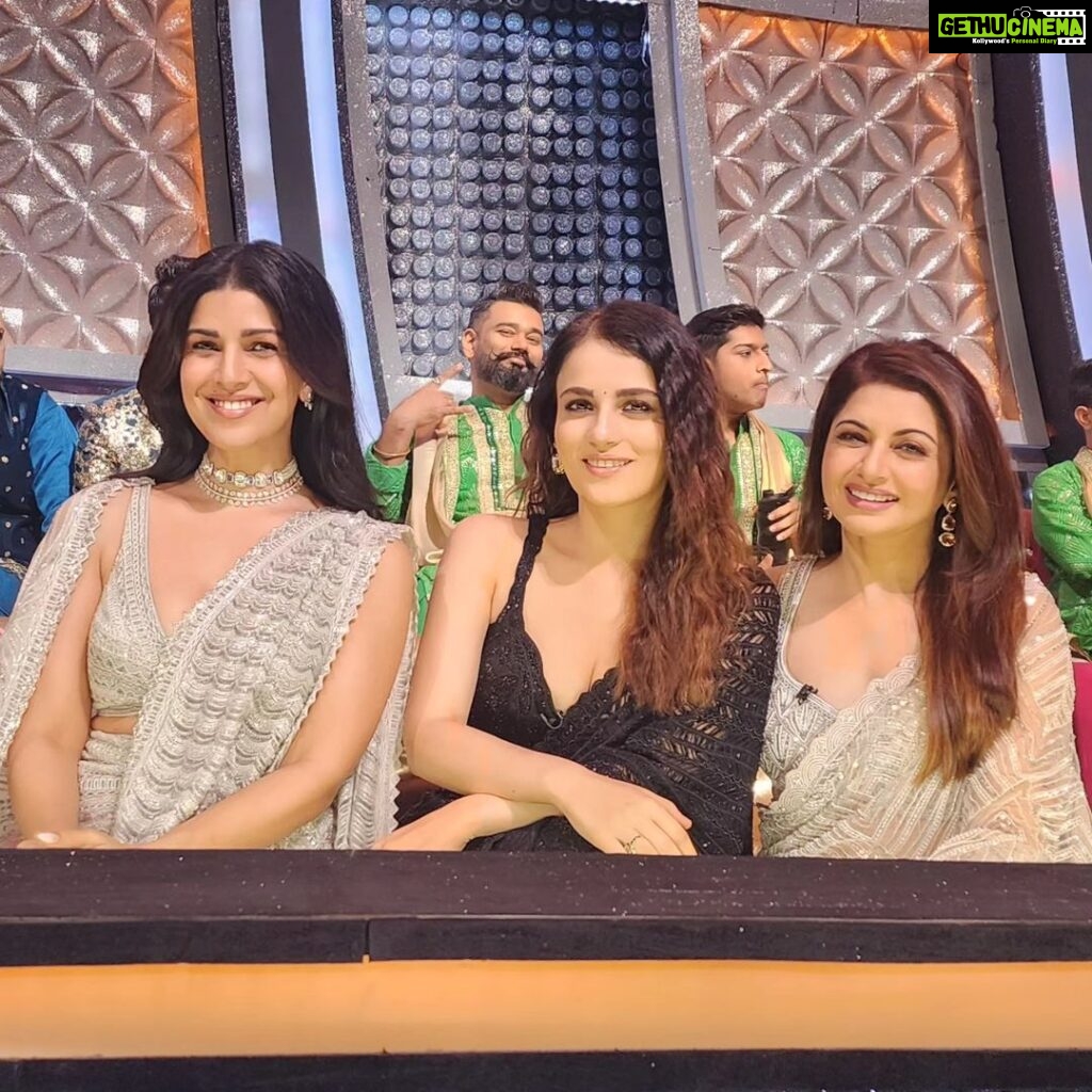 Bhagyashree Instagram - Thank you for all the love. #SajiniShindeKaViralVideo Hum toh viral ho gaye ji ! @nimratofficial @radhikamadan Had so much fun with you all. @theshilpashetty @kirronkhermp @arjunbijlani