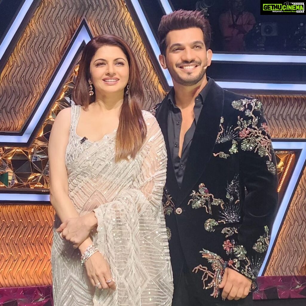 Bhagyashree Instagram - Thank you for all the love. #SajiniShindeKaViralVideo Hum toh viral ho gaye ji ! @nimratofficial @radhikamadan Had so much fun with you all. @theshilpashetty @kirronkhermp @arjunbijlani