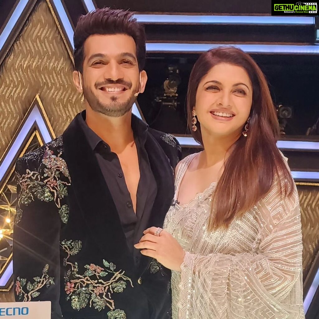 Bhagyashree Instagram - Thank you for all the love. #SajiniShindeKaViralVideo Hum toh viral ho gaye ji ! @nimratofficial @radhikamadan Had so much fun with you all. @theshilpashetty @kirronkhermp @arjunbijlani
