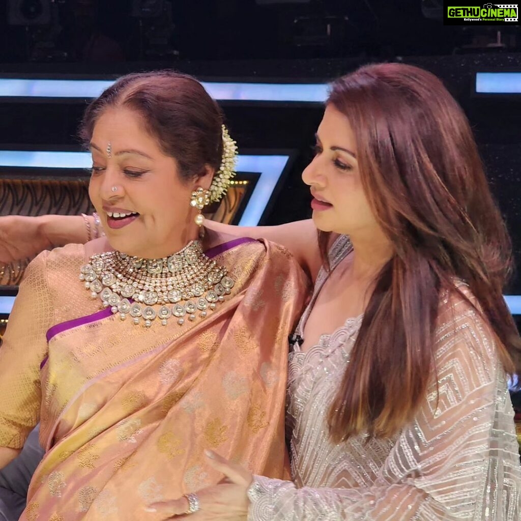 Bhagyashree Instagram - Thank you for all the love. #SajiniShindeKaViralVideo Hum toh viral ho gaye ji ! @nimratofficial @radhikamadan Had so much fun with you all. @theshilpashetty @kirronkhermp @arjunbijlani
