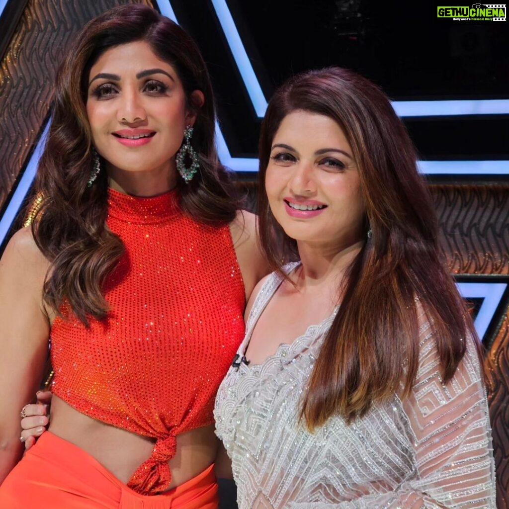Bhagyashree Instagram - Thank you for all the love. #SajiniShindeKaViralVideo Hum toh viral ho gaye ji ! @nimratofficial @radhikamadan Had so much fun with you all. @theshilpashetty @kirronkhermp @arjunbijlani
