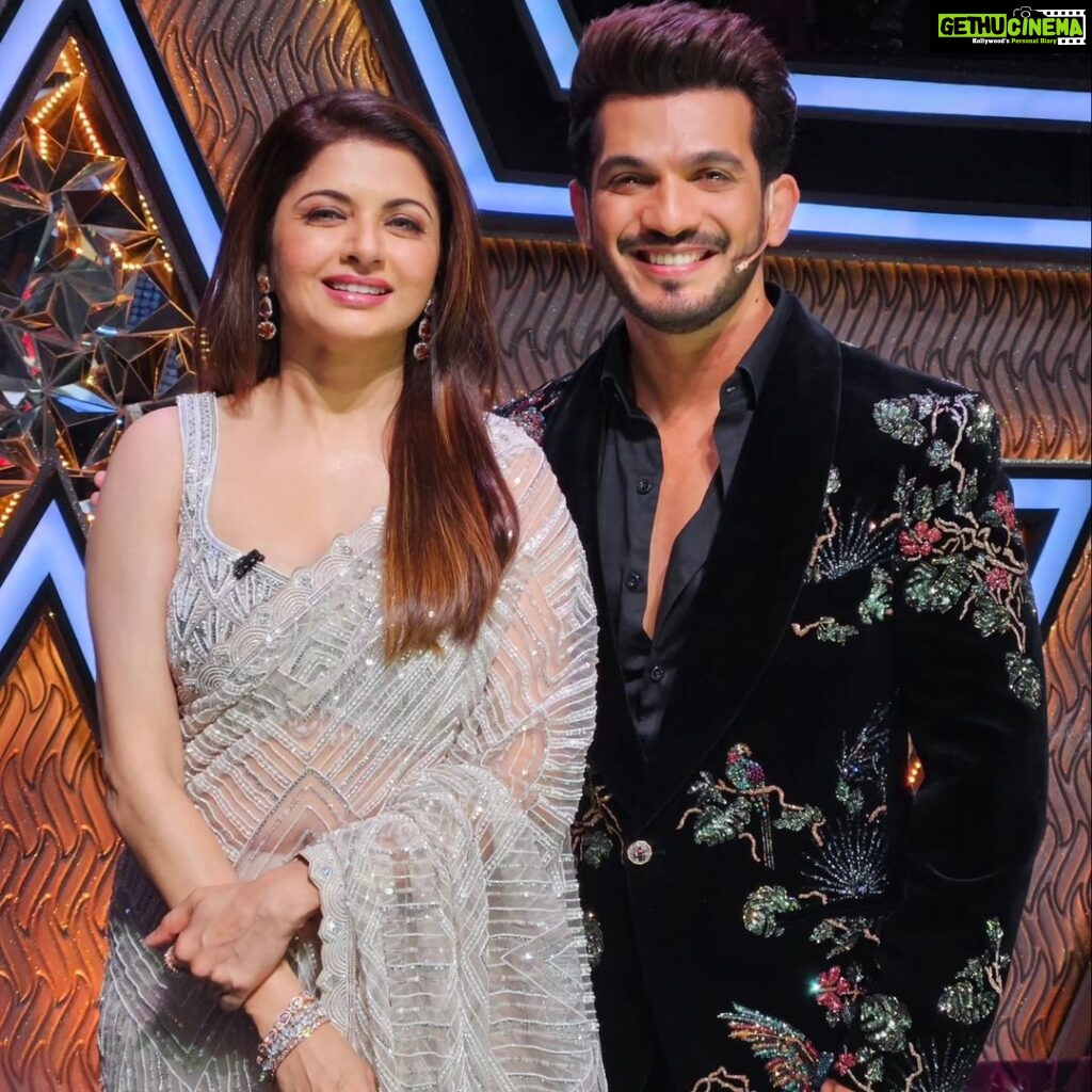 Bhagyashree Instagram - Thank you for all the love. #SajiniShindeKaViralVideo Hum toh viral ho gaye ji ! @nimratofficial @radhikamadan Had so much fun with you all. @theshilpashetty @kirronkhermp @arjunbijlani
