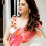 Bhagyashree Instagram - Orange Blossom ! 📷 @pinkiemakhijani 💄@nishthabhandari @mohini__chabria @surbhisoniindia #saree #sari #shinebright #bebeautiful #sareelove #traditional #lovethelook #dressedup #shimmernshime #beyourownkindofbeautiful