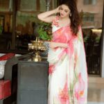 Bhagyashree Instagram - Orange Blossom ! 📷 @pinkiemakhijani 💄@nishthabhandari @mohini__chabria @surbhisoniindia #saree #sari #shinebright #bebeautiful #sareelove #traditional #lovethelook #dressedup #shimmernshime #beyourownkindofbeautiful