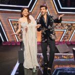 Bhagyashree Instagram – Music makes us dance ! 
No matter where we are or what we are doing 🤪

What fun meeting you on set again Arjun! Reminiscing #smartjodi
Missed @himallay27 and @nehabijlani 

#bts #shootmode #funonset #dancereels
