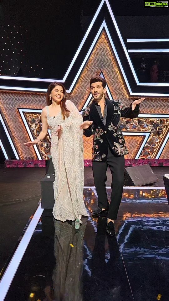 Bhagyashree Instagram - Music makes us dance ! No matter where we are or what we are doing 🤪 What fun meeting you on set again Arjun! Reminiscing #smartjodi Missed @himallay27 and @nehabijlani #bts #shootmode #funonset #dancereels