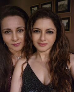 Bhagyashree Instagram - Bling it on !

Birthday girls @malzkhan @molly.rana.bahl #friends #funwithfriends #aboutlastnight #bling