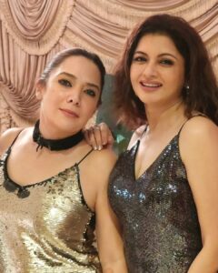 Bhagyashree Instagram - Bling it on !

Birthday girls @malzkhan @molly.rana.bahl #friends #funwithfriends #aboutlastnight #bling