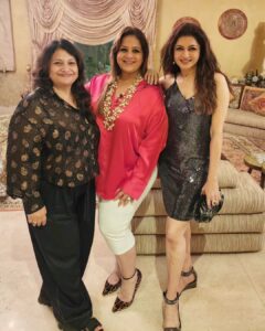 Bhagyashree Instagram - Bling it on !

Birthday girls @malzkhan @molly.rana.bahl #friends #funwithfriends #aboutlastnight #bling
