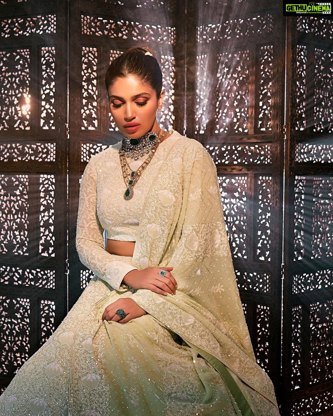 Bhumi Pednekar Instagram - Ek tumhi nahi tanha, ulfat mein meri rusva… . . . . Wearing @anjulbhandari Jewellery @goenkaindia Styled by @mohitrai @shubhi.kumar Makeup @sonicsmakeup Hair @hairstories_byseema Clicked by @tejasnerurkarr Managed by @khandelwal_neha