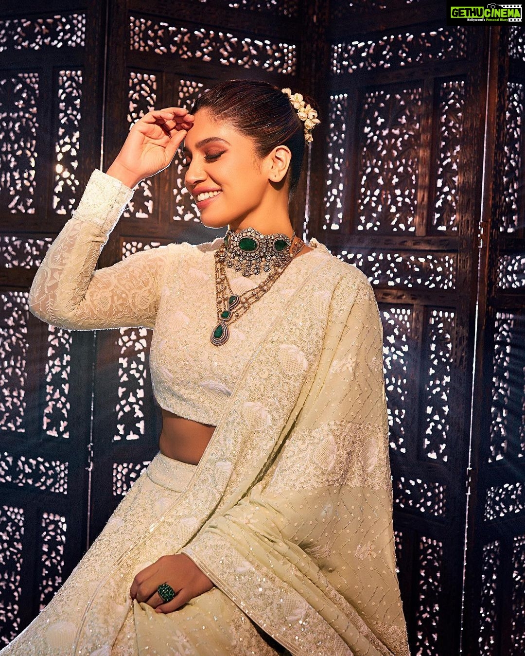 Bhumi Pednekar Instagram - Ek tumhi nahi tanha, ulfat mein meri rusva… . . . . Wearing @anjulbhandari Jewellery @goenkaindia Styled by @mohitrai @shubhi.kumar Makeup @sonicsmakeup Hair @hairstories_byseema Clicked by @tejasnerurkarr Managed by @khandelwal_neha