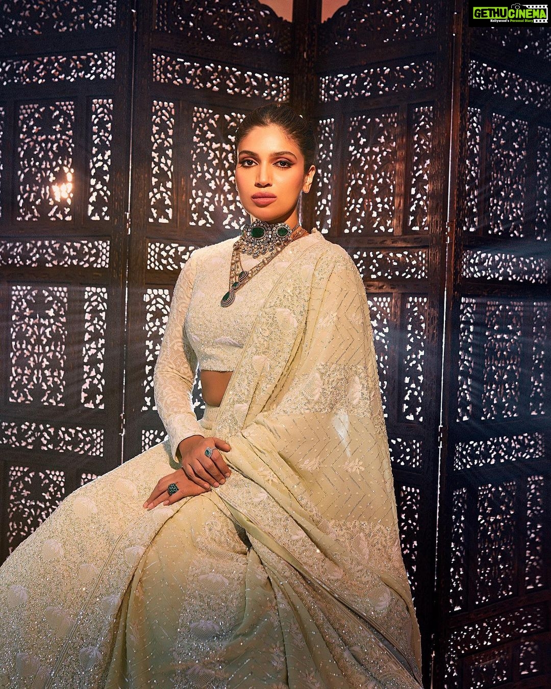 Bhumi Pednekar Instagram - Ek tumhi nahi tanha, ulfat mein meri rusva… . . . . Wearing @anjulbhandari Jewellery @goenkaindia Styled by @mohitrai @shubhi.kumar Makeup @sonicsmakeup Hair @hairstories_byseema Clicked by @tejasnerurkarr Managed by @khandelwal_neha