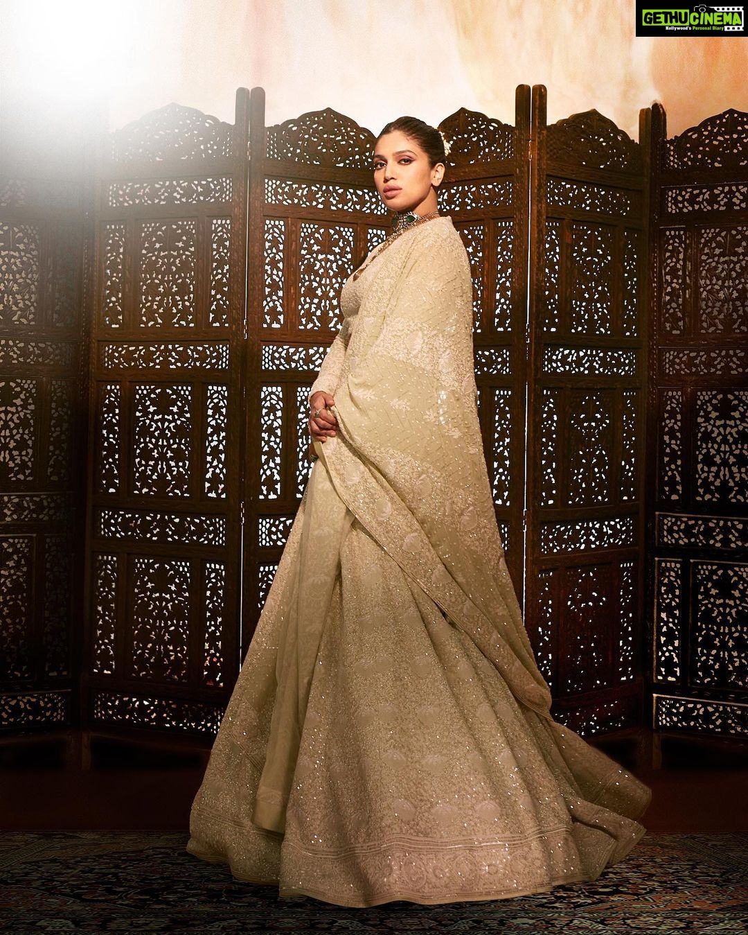 Bhumi Pednekar Instagram - Ek tumhi nahi tanha, ulfat mein meri rusva… . . . . Wearing @anjulbhandari Jewellery @goenkaindia Styled by @mohitrai @shubhi.kumar Makeup @sonicsmakeup Hair @hairstories_byseema Clicked by @tejasnerurkarr Managed by @khandelwal_neha