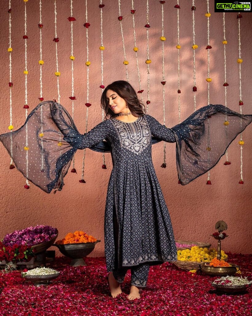 Bhumi Pednekar Instagram - Khaas Mauka Nahi, Aap Hai ❤️ From ethnic elegance to contemporary chic, this collection by @ishinfashions celebrates the modern Indian woman in all her glory. ✨ New collection now available on @myntra #CelebrateYou #Collab