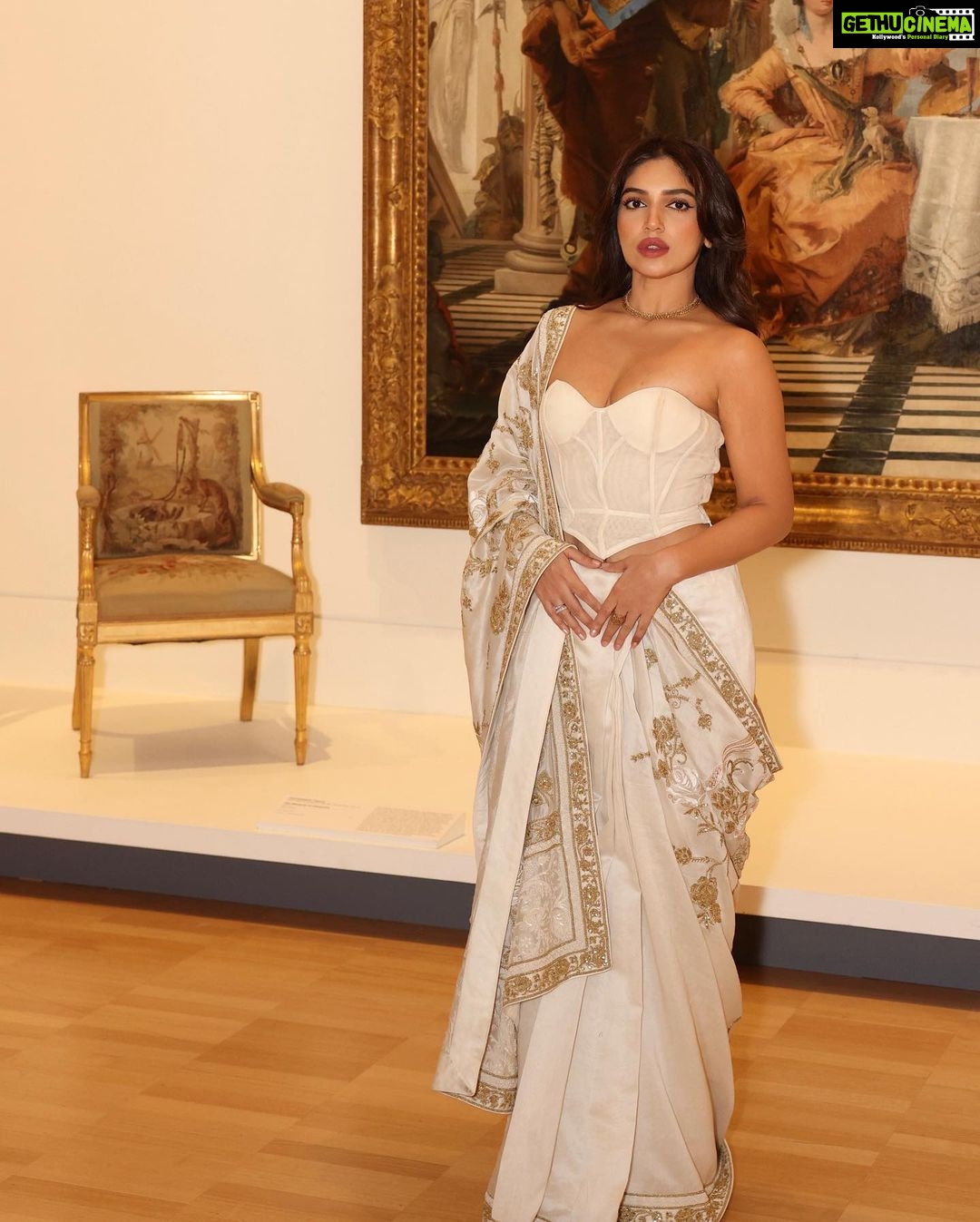 Bhumi Pednekar Instagram - Art 🤍 . . Wearing @rohitbalofficial Jewellery @amrapalijewels Styled by @mohitrai @shubhi.kumar Makeup @sonicsmakeup Hair @hairstories_byseema Managed by @khandelwal_neha @iffmelbourne Clicked by @phamstapham National Gallery of Victoria