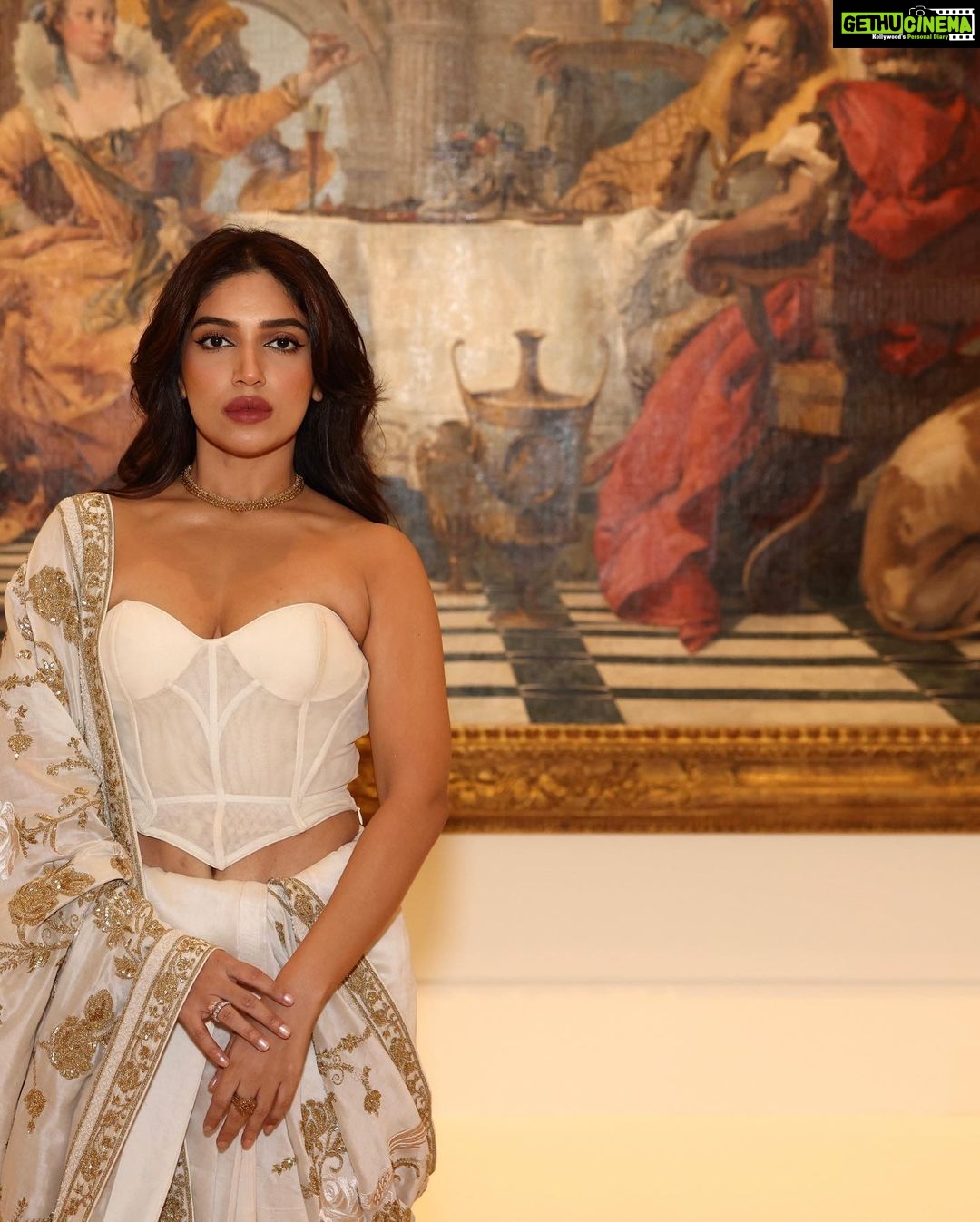 Bhumi Pednekar Instagram - Art 🤍 . . Wearing @rohitbalofficial Jewellery @amrapalijewels Styled by @mohitrai @shubhi.kumar Makeup @sonicsmakeup Hair @hairstories_byseema Managed by @khandelwal_neha @iffmelbourne Clicked by @phamstapham National Gallery of Victoria
