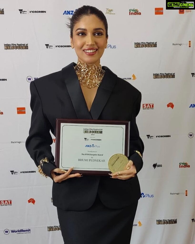 Bhumi Pednekar Instagram - Last night went from winning an award to eating the best apple pie :) Thank you Melbourne and IFFM for the love ❤️