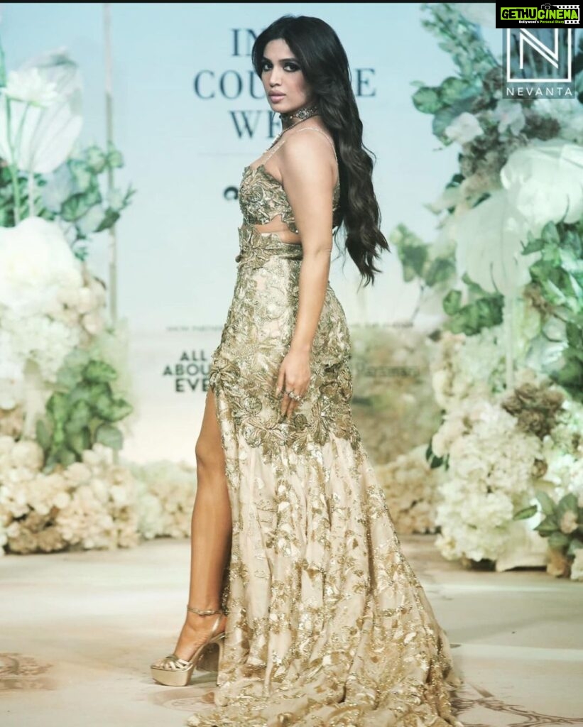 Bhumi Pednekar Instagram - 24 Karat ! Last night I walked for one of my oldest friends @varunbahlcouture and it was just so special ❤️ The 1st ever fashion show I attended was his and now I walked for him 🥹 Just beautiful Thank you @rohit_bhatkar for clicking the best pictures and Ofcourse giving me the best hair day ever @sonicsmakeup for turning me into a golden queen. @mohitrai @shubhi.kumar for channelling my inner apsara into this beautiful piece