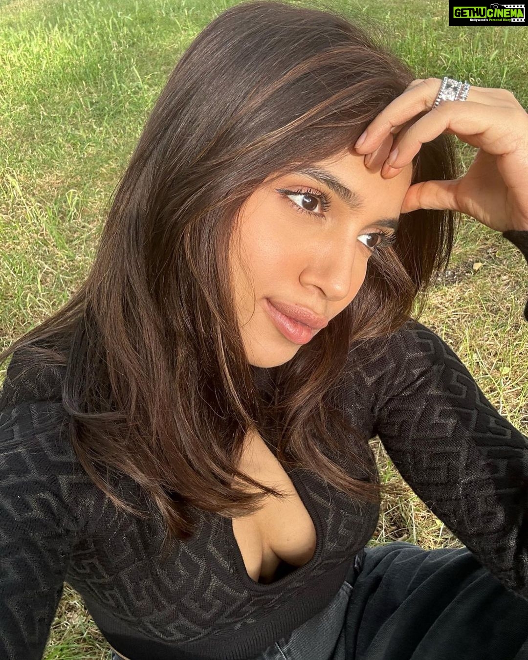 Bhumi Pednekar Instagram - It’s a 🌞 Day . . . #BPTravels