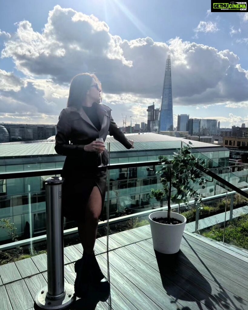 Catherine Tresa Instagram - Where is that cloud no 9? @batwoman_m #muchneededgetaway #londondiaries #overcoatadventures London, United Kingdom
