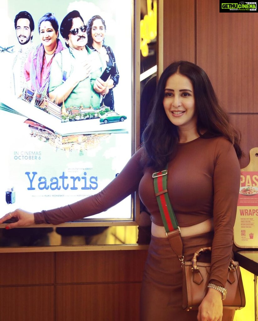 Chahatt Khanna Instagram - Meet me & this dysfunctional middle-class family #Yaatris in theatres on 6th Oct ! @anuraagmalhan @akionentertaintmentpvt @its_jamielever raghubir_y @kukumohanka @harishvyas22 @faroukhmistry @seemabhargavapahwa #chahattkhanna #Movie India