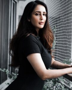 Chahatt Khanna Instagram - 🖤 

#just #chahattkhanna #random #punjabisongs #punjabibyheart #casual #slay 
📷 @khiladii_bhaiya