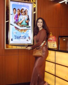 Chahatt Khanna Instagram - Meet me & this dysfunctional middle-class family  #Yaatris in theatres on 6th Oct !  @anuraagmalhan @akionentertaintmentpvt @its_jamielever raghubir_y @kukumohanka @harishvyas22 @faroukhmistry @seemabhargavapahwa 
#chahattkhanna #Movie