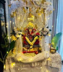 Chahatt Khanna Instagram - Ganu Bhaiya’s 2nd year with us ♥️ 
@rohan_gandotra @amairakhanna15 #festive #ck #Ganpati #chahattkhanna #2023