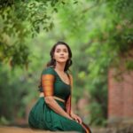 Chaitra Reddy Instagram - @chaitrareddy_official @fab_adila @kalaiartistry @dhanush__photography . . . . . . . . . #dhanushphotography #chaithrareddy #suntv #photoshoot #channaiphotography #chennai #thala #trandingreels #ennasollapogirai #newshoot #ajith #kandukondenkandukonden #traditional #greensalwar #newtrend #reel #photography #ecr Chennai, India