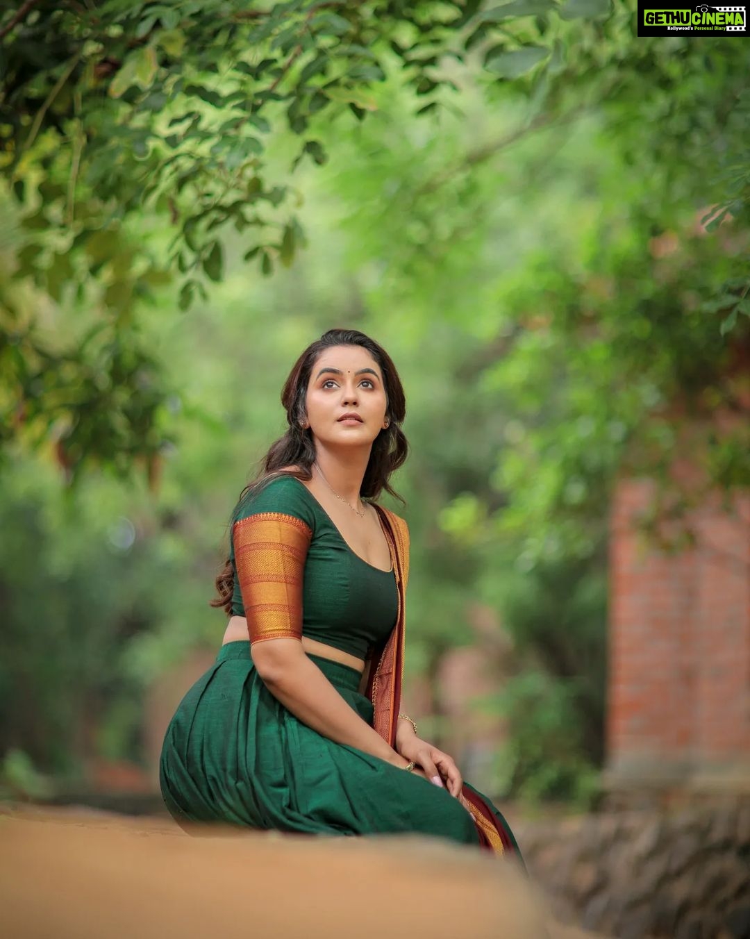 Chaitra Reddy Instagram - @chaitrareddy_official @fab_adila @kalaiartistry @dhanush__photography . . . . . . . . . #dhanushphotography #chaithrareddy #suntv #photoshoot #channaiphotography #chennai #thala #trandingreels #ennasollapogirai #newshoot #ajith #kandukondenkandukonden #traditional #greensalwar #newtrend #reel #photography #ecr Chennai, India