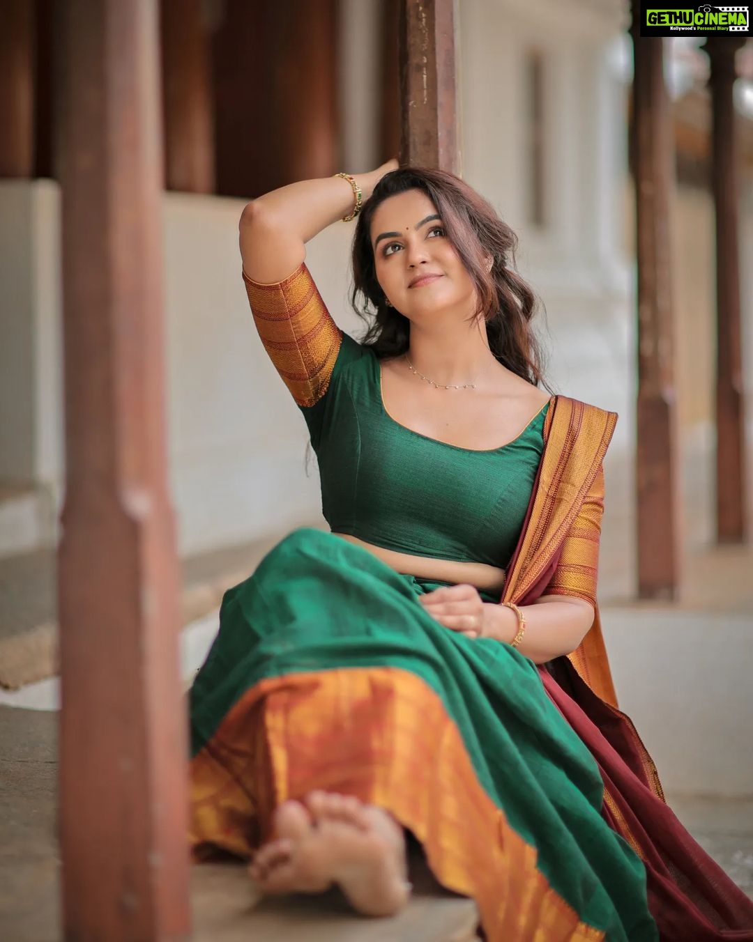 Chaitra Reddy Instagram - @chaitrareddy_official @fab_adila @kalaiartistry @dhanush__photography . . . . . . . . . #dhanushphotography #chaithrareddy #suntv #photoshoot #channaiphotography #chennai #thala #trandingreels #ennasollapogirai #newshoot #ajith #kandukondenkandukonden #traditional #greensalwar #newtrend #reel #photography #ecr Chennai, India