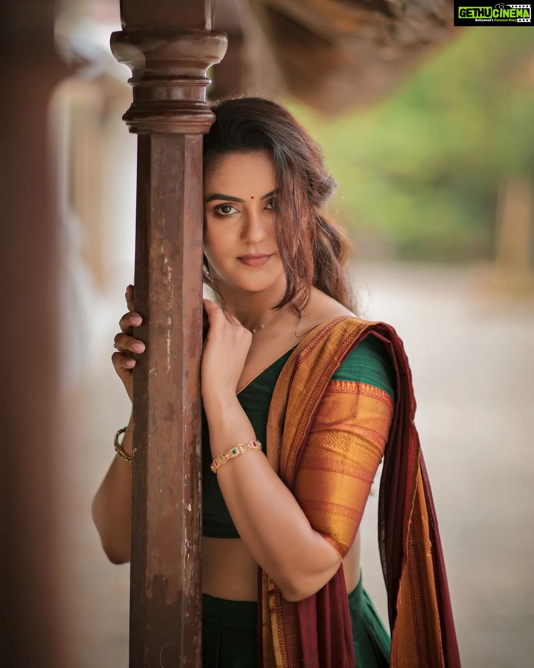 Chaitra Reddy Instagram - @chaitrareddy_official @fab_adila @kalaiartistry @dhanush__photography . . . . . . . . . #dhanushphotography #chaithrareddy #suntv #photoshoot #channaiphotography #chennai #thala #trandingreels #ennasollapogirai #newshoot #ajith #kandukondenkandukonden #traditional #greensalwar #newtrend #reel #photography #ecr Chennai, India