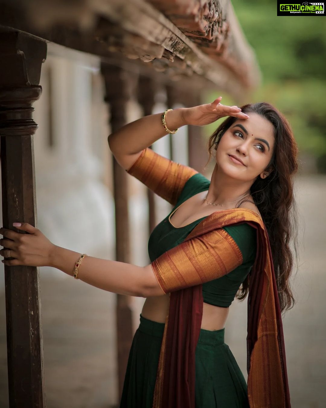 Chaitra Reddy Instagram - @chaitrareddy_official @fab_adila @kalaiartistry @dhanush__photography . . . . . . . . . #dhanushphotography #chaithrareddy #suntv #photoshoot #channaiphotography #chennai #thala #trandingreels #ennasollapogirai #newshoot #ajith #kandukondenkandukonden #traditional #greensalwar #newtrend #reel #photography #ecr Chennai, India