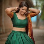 Chaitra Reddy Instagram - @chaitrareddy_official @fab_adila @kalaiartistry @dhanush__photography . . . . . . . . . #dhanushphotography #chaithrareddy #suntv #photoshoot #channaiphotography #chennai #thala #trandingreels #ennasollapogirai #newshoot #ajith #kandukondenkandukonden #traditional #greensalwar #newtrend #reel #photography #ecr Chennai, India