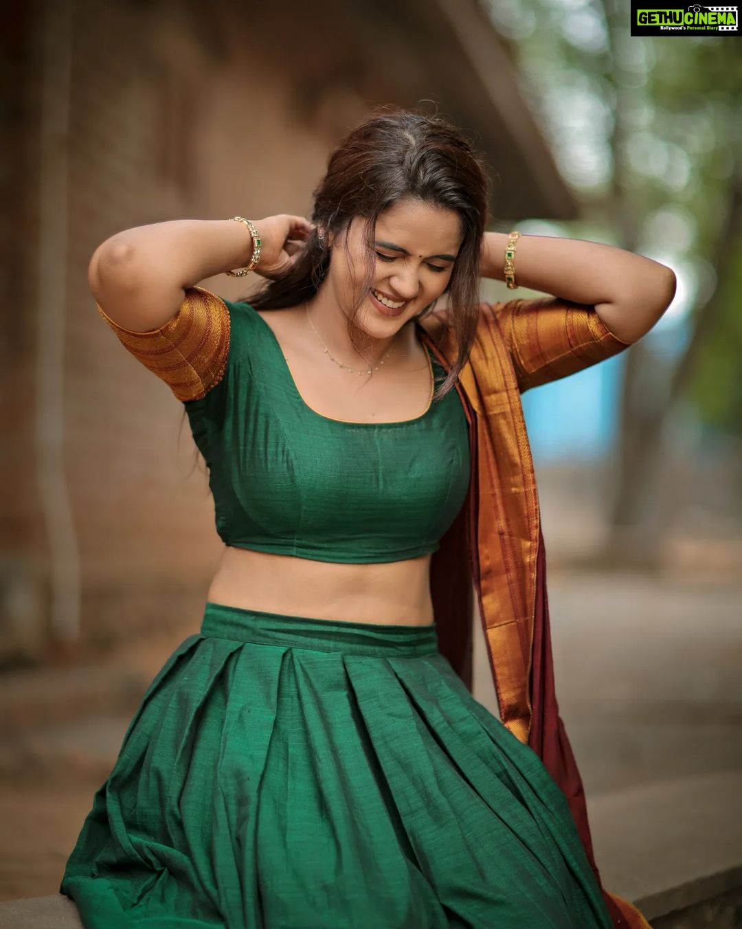 Chaitra Reddy Instagram - @chaitrareddy_official @fab_adila @kalaiartistry @dhanush__photography . . . . . . . . . #dhanushphotography #chaithrareddy #suntv #photoshoot #channaiphotography #chennai #thala #trandingreels #ennasollapogirai #newshoot #ajith #kandukondenkandukonden #traditional #greensalwar #newtrend #reel #photography #ecr Chennai, India