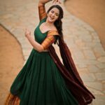 Chaitra Reddy Instagram - @chaitrareddy_official @fab_adila @kalaiartistry @dhanush__photography . . . . . . . . . #dhanushphotography #chaithrareddy #suntv #photoshoot #channaiphotography #chennai #thala #trandingreels #ennasollapogirai #newshoot #ajith #kandukondenkandukonden #traditional #greensalwar #newtrend #reel #photography #ecr Chennai, India
