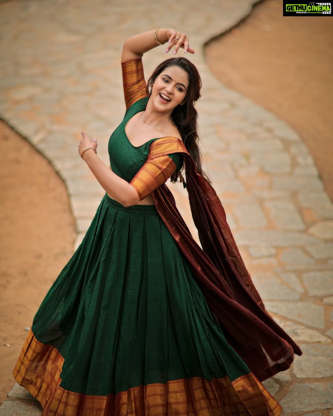 Chaitra Reddy Instagram - @chaitrareddy_official @fab_adila @kalaiartistry @dhanush__photography . . . . . . . . . #dhanushphotography #chaithrareddy #suntv #photoshoot #channaiphotography #chennai #thala #trandingreels #ennasollapogirai #newshoot #ajith #kandukondenkandukonden #traditional #greensalwar #newtrend #reel #photography #ecr Chennai, India