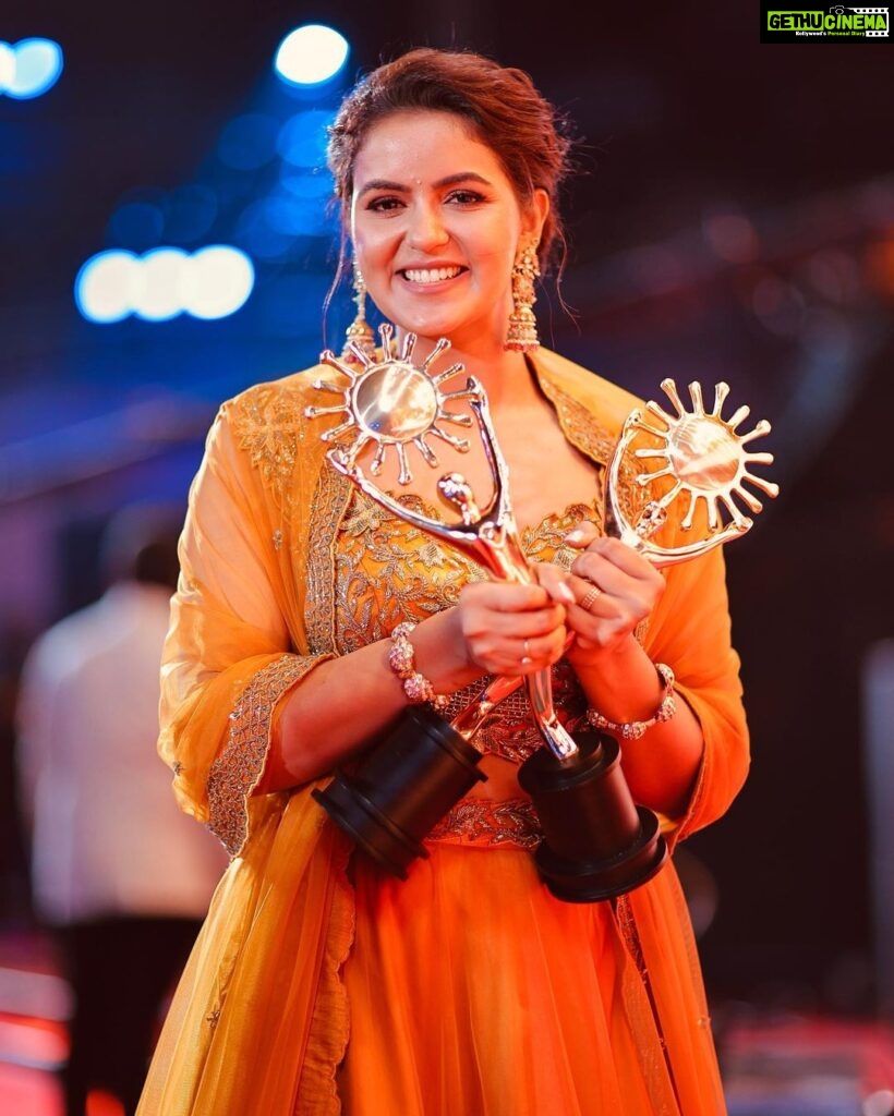 Chaitra Reddy Instagram - Double the AWARDS , Double the HAPPINESS , Double the LOVE , Double the RESPONSIBILITY to entertain y’all ❤️ thank you isn’t a word to express my gratitude towards you all ❤️ NANDRI 🙏🏻 Team behind 😍 Make up : @vijiknr ❤️ Hair : @mani_stylist_ ❤️ Styling : @nikhitaniranjan ❤️ Outfit by : @olivesbysashi.in ❤️ Photography : @dhanush__photography ❤️ Jewellery : @bronzerbridaljewellery ❤️