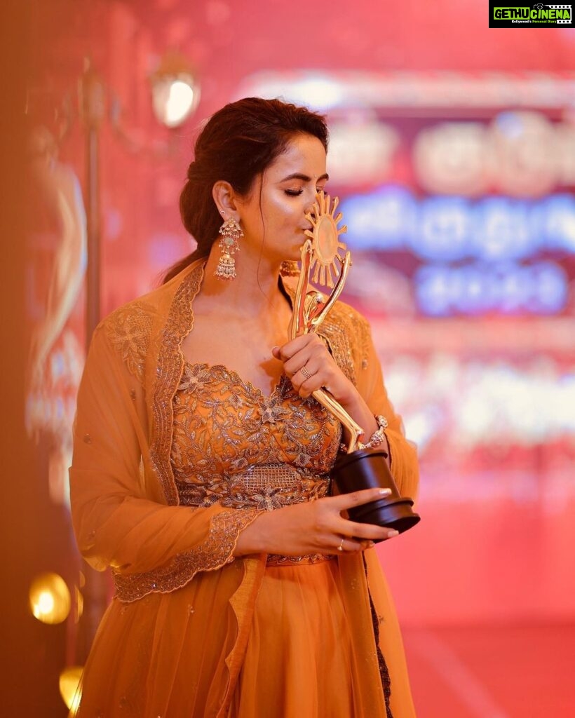 Chaitra Reddy Instagram - Double the AWARDS , Double the HAPPINESS , Double the LOVE , Double the RESPONSIBILITY to entertain y’all ❤️ thank you isn’t a word to express my gratitude towards you all ❤️ NANDRI 🙏🏻 Team behind 😍 Make up : @vijiknr ❤️ Hair : @mani_stylist_ ❤️ Styling : @nikhitaniranjan ❤️ Outfit by : @olivesbysashi.in ❤️ Photography : @dhanush__photography ❤️ Jewellery : @bronzerbridaljewellery ❤️
